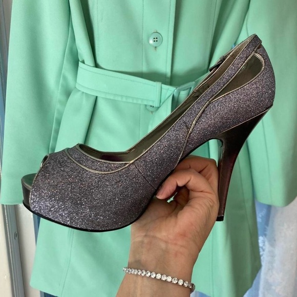 Guess Blue Glittery Open heels with a 4" black heel 8 1/2
glitter heels - Picture 7 of 7